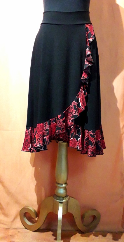 Falda cruzada midi y flecos mantón negro con flores rosas – Con T D' Touché