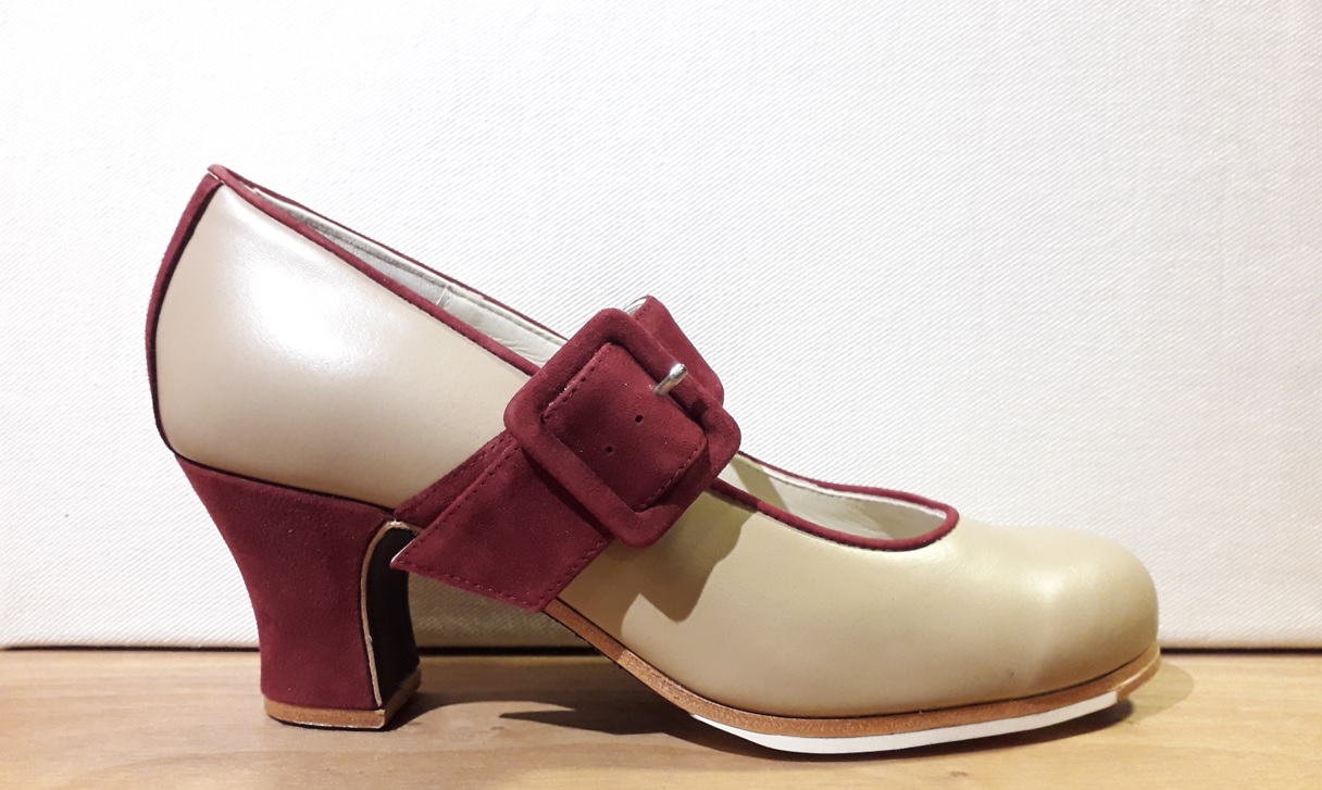 Zapatos de Flamenco Lirio, son zapatos con diseños exclusivos y