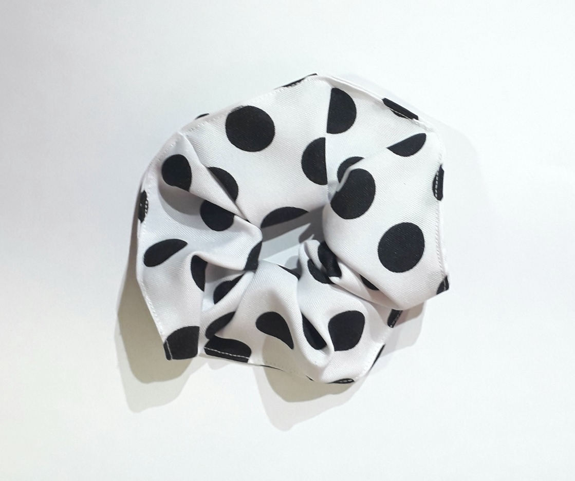 Colet blanco lunares negros
