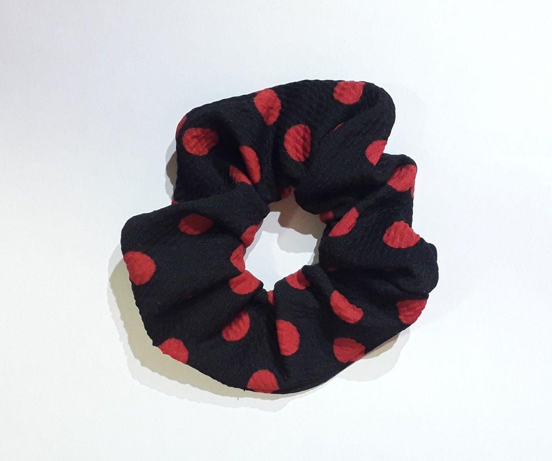 Colet negro lunar rojo