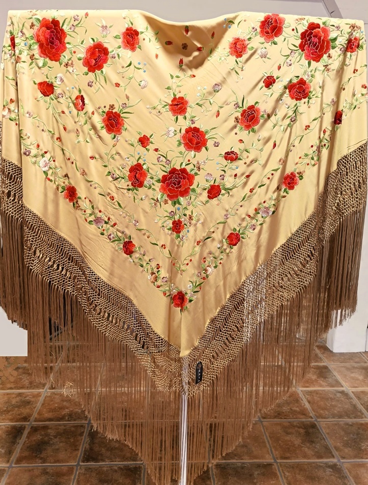 Manton de manila de seda Chile ocre flores rojas